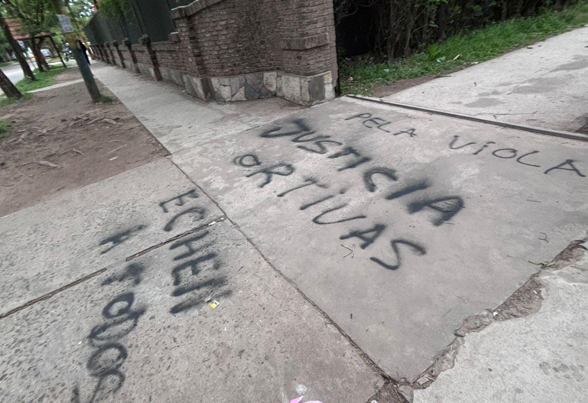 Golpiza en manada en María Auxiliadora de Funes: el colegio amaneció con pintadas pidiendo la expulsión